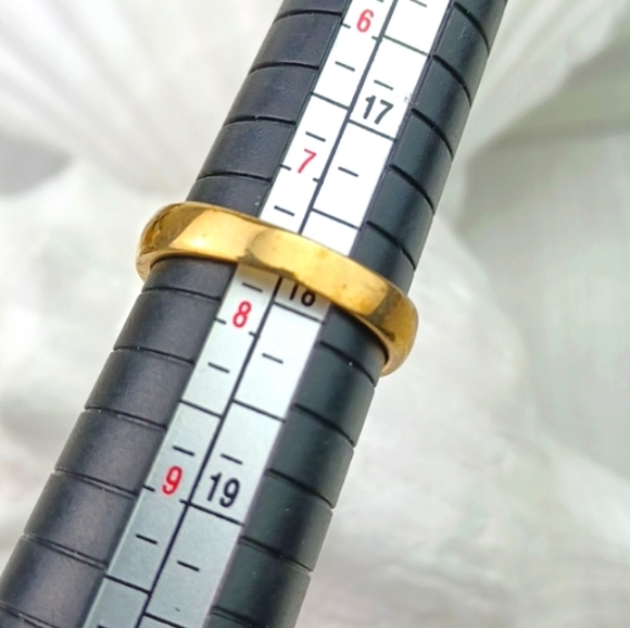 Very Gold Tone & Sparkly Diamond-Like Solitaire Ring - Picture 4 of 13